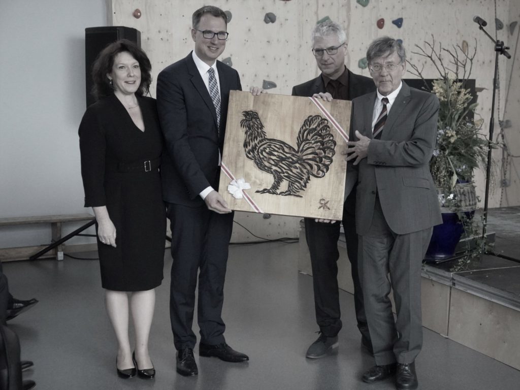 Übergabe Gastgeschenk