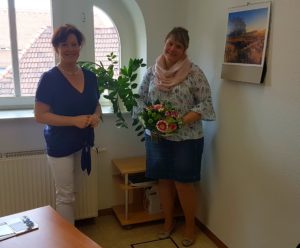 Christiane Müller und Bürgermeisterin Anja Heinrich