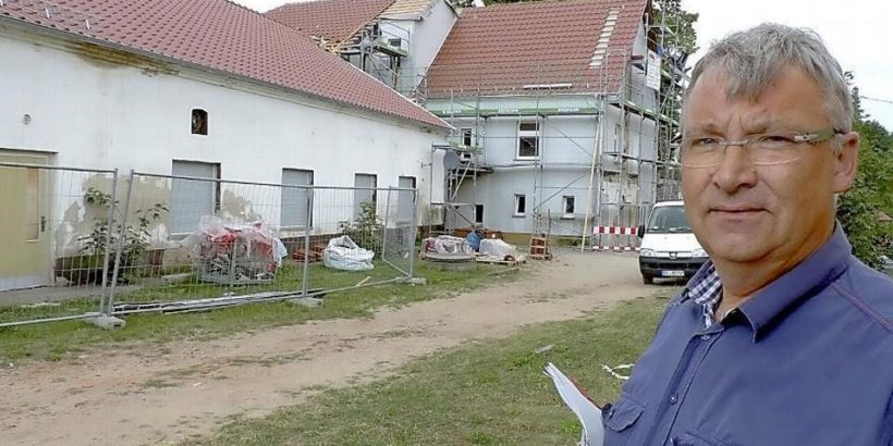 Bauamtsleiter Uwe Schaefer vor dem noch unsanierten Kraupaer Dorfgemeinschaftshaus