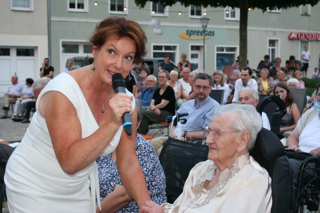 Bürgermeisterin Anja Heinrich begrüßt Erna Glaser herzlich beim Classic open air