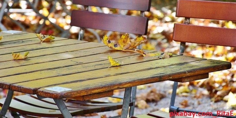 Gastronomie leere Tische und Stühle