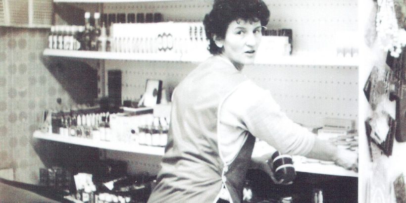 Hannelore Parnack im historischen Ladengeschäft