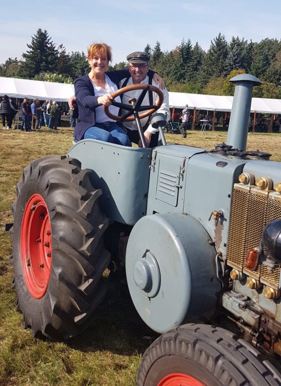 René Müller zusammen mit Bürgermeisterin Anja Heinrich auf einem Lanz Bulldog