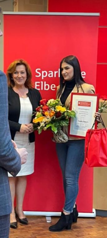 Glückwünsche zum Ausbildungspreis für Najwan Chabayta von Bürgermeisterin Anja Heinrich