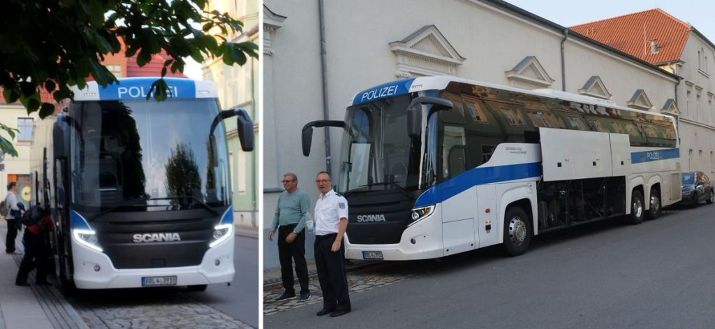 Polizeibus vor dem Stadthaus Elsterwerda